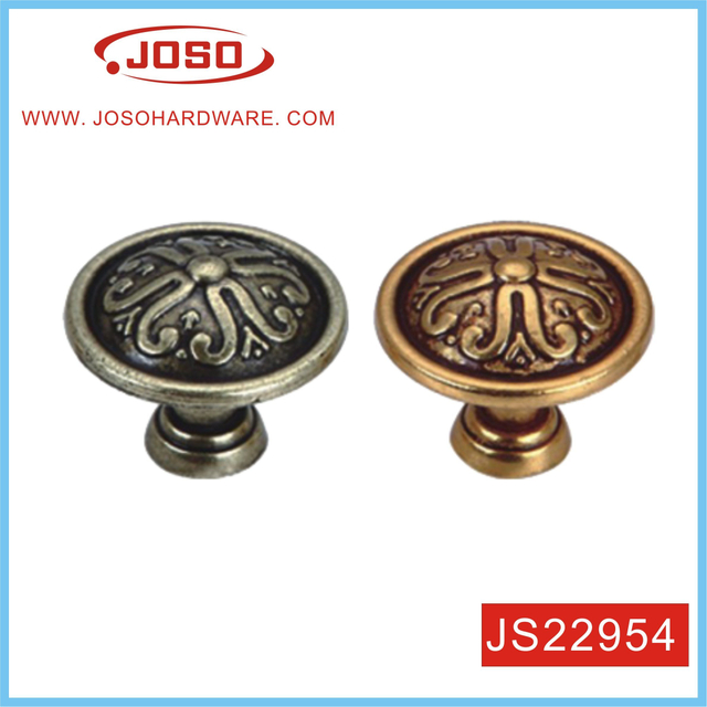 Maçaneta clássica da porta do armário de cozinha em casa