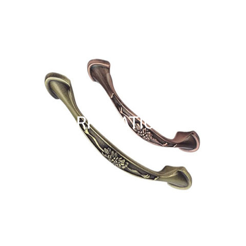 A curva de cobre antiga clássica deu forma ao punho liga de zinco da cozinha de 96mm 128mm