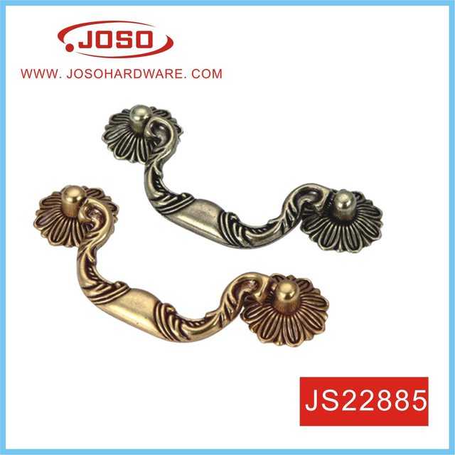 Alça de puxar do armário de cabeceira clássico no quarto